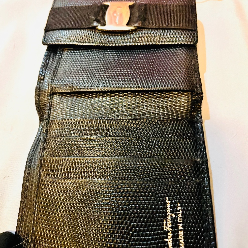 🌺Authentic Salvatore Ferragamo Kiss Lock Wallet - Picture 8 of 10